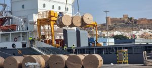 Desembarque de bobinas de papel en el Muelle de Ribera-Poniente
