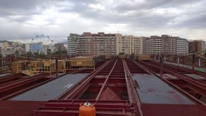 La madera de iroko ya está en el Cable Inglés, lista para su colocación