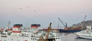 Ferris y muelle de contenedores del Puerto de Almería