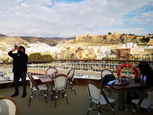 Vista de la Alcazaba desde un crucero en el Puerto de Almería