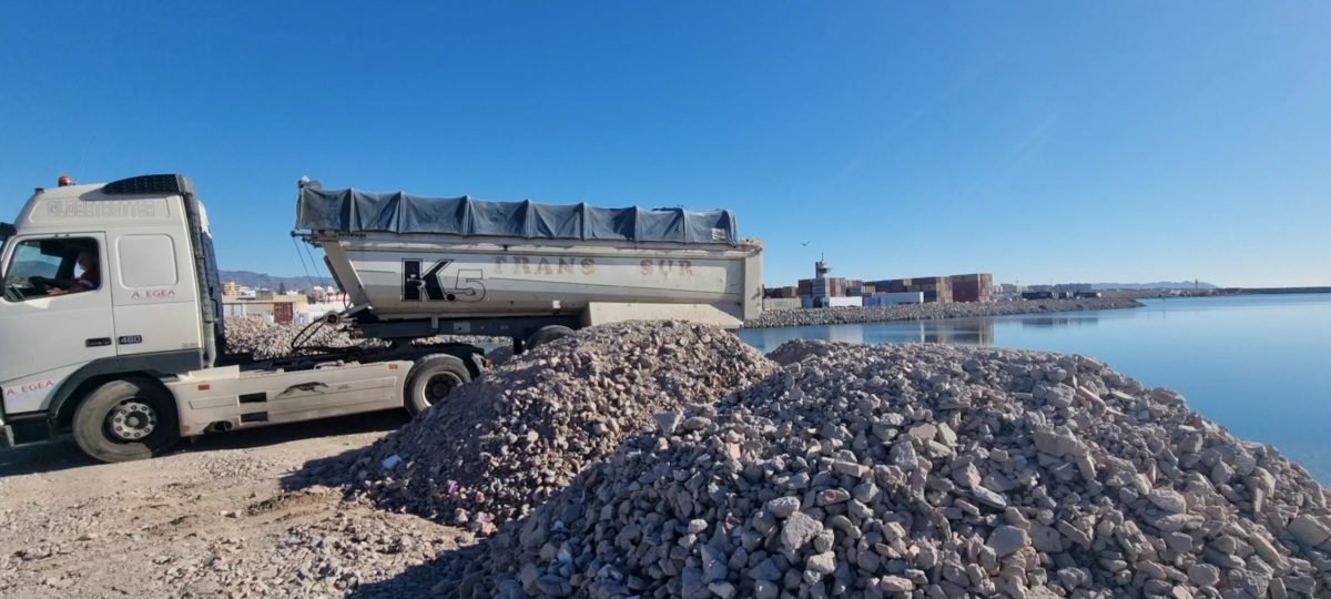 Un camión deposita los residuos de las casetas demolidas en La Piscina