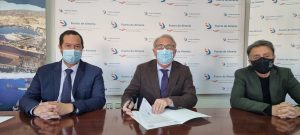 Momento de la firma de resolución e los usos de remolcadores en el Puerto de Almería