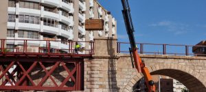 Traslado de la madera de iroko para pavimentar el paseo peatonal del Cable Inglés