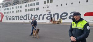 Simulacro de detección de un explosivo en un ferri en el Puerto de Almería