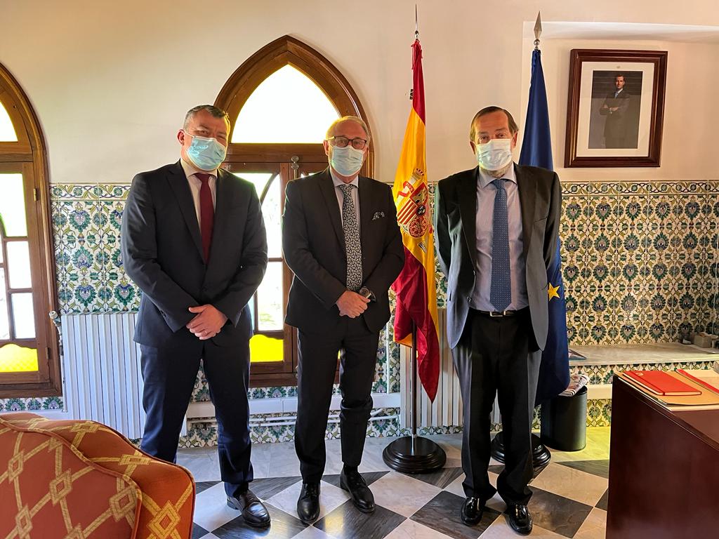 El presidente de la APA y el director comercial de Ronco y Cía, con el embajador de España en Argel