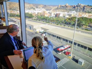 El presidente de la APA contempla la Alcazaba desde la terraza de un crucero, de escala en Almería