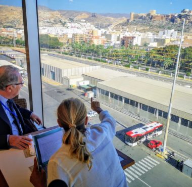 El presidente de la APA contempla la Alcazaba desde la terraza de un crucero, de escala en Almería