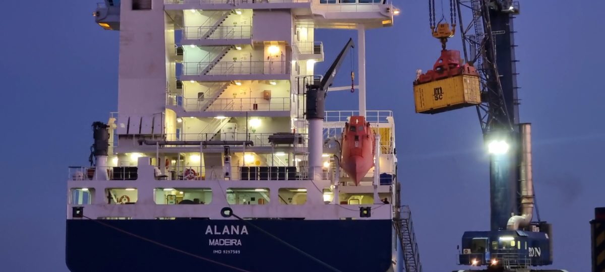 Operación de carga en la Terminal de Contenedores del Puerto de Almería