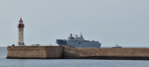 El portaeronaves 'Juan Carlos I', entra en el Puerto, junto al Faro de Almería