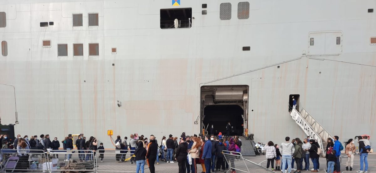 Visitantes aguardan el acceso al buque 'Juan Carlos I'