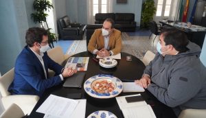 El gerente de la FBA con el alcalde y el concejal de Hacienda de Carboneras