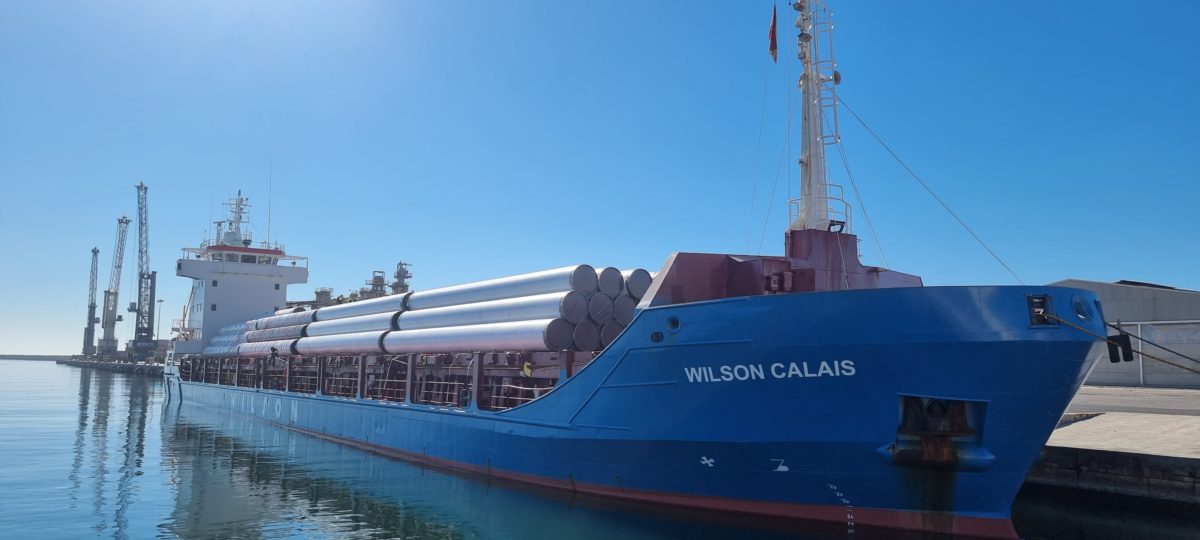 El carguero Wilson Calais, en el muelle de Poniente
