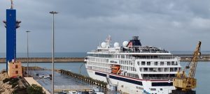 El crucero Hanseatic Nature, en el Puerto de Almería