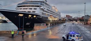 El 'Azamara Quest', durante la operación de amarre en el Puerto de Almería