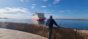 El ferri Wasa Express, entra en el Puerto, horas antes de realizar su primer viaje a Nador con pasajeros