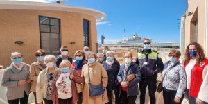 Un momento de la visita de un grupo de mayores, organizada por Cruz Roja,