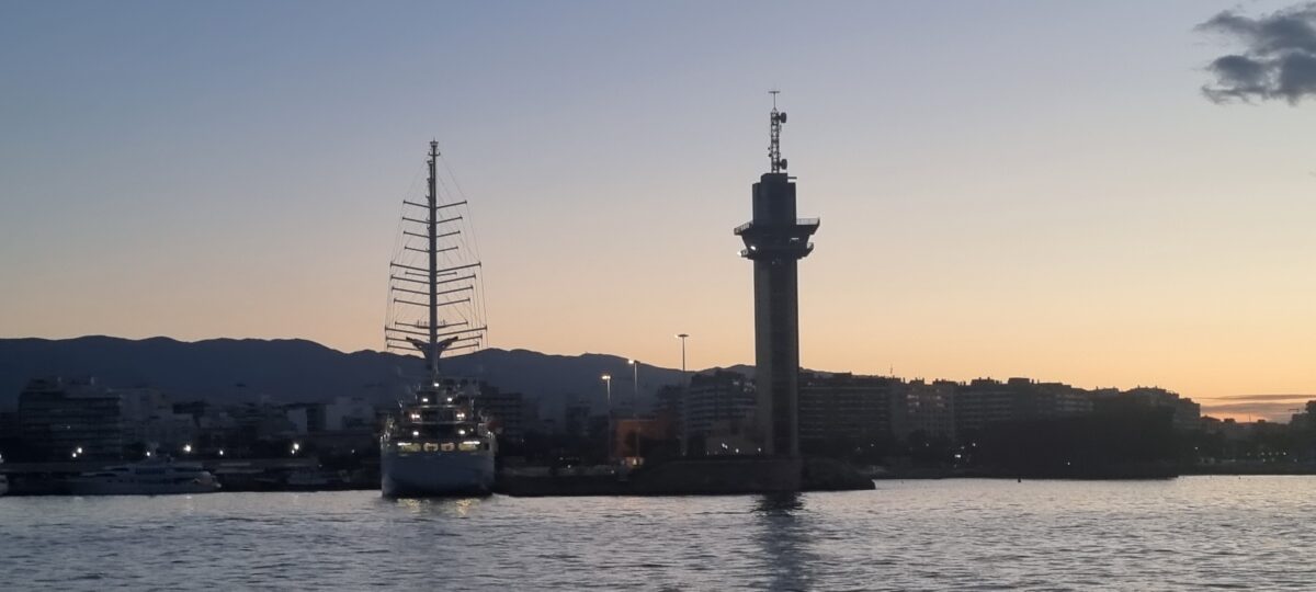 El crucero Wind Surf, a su llegad al Puerto de Almería