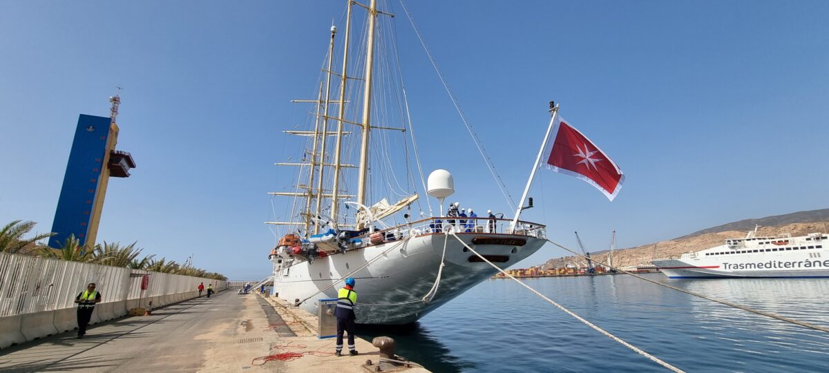 El crucero-velero Star Flyer, en el Puerto de Almería