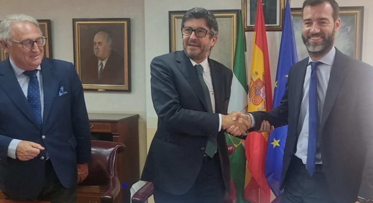 El director general de Salvamento Marítimo y el presidente de Puertos del Estado, tras la firma del acuerdo