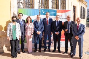 Representantes de los puertos andaluces y de Suncruise, en el Puerto de Almería