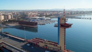 Frente litoral de las Almadrabillas, con el Muelle de Levante en primer término