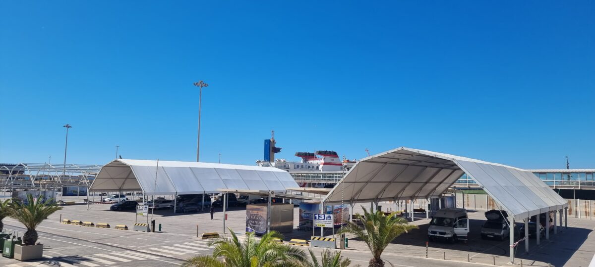 Carpas para sombra en la zona de espera del Puerto de Almería