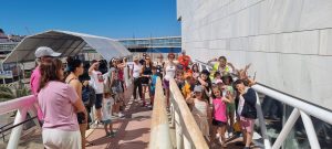 Escolares del colegio de Güéjar Sierra, en su visita al Puerto de Almería