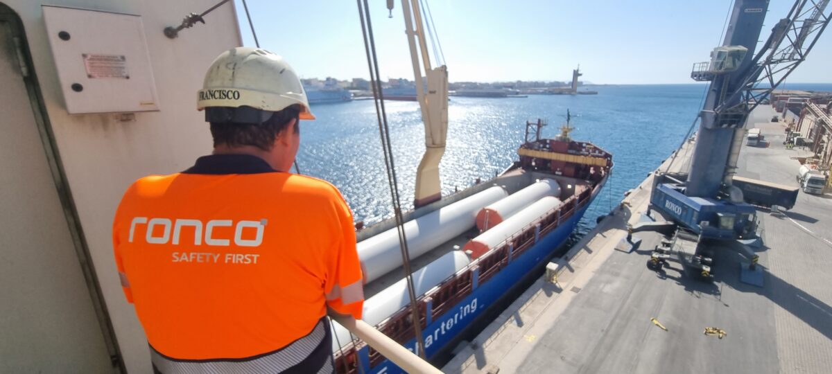 Carga de piezas eólicas en el Puerto de Almería con destino al Sáhara