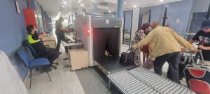 Pasajeros pasan su equipaje por el nuevo escáner de la Estación Marítima