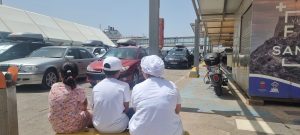 Pasajeros aguardan la hora del embarque en el ferri
