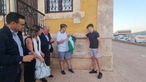 Los hijos de César Andújar descubren la placa dedicada a su memoria, en el Varadero del Puerto