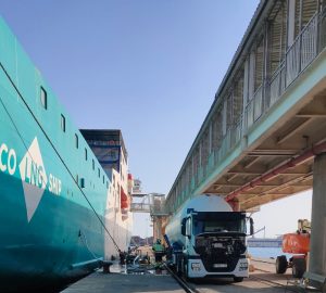 Carga de GNL en e ferri Nápoles, de Baleària