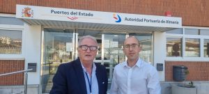 El director del Aeropuerto de Almería, en su visita al Puerto, con el presidente de la APA