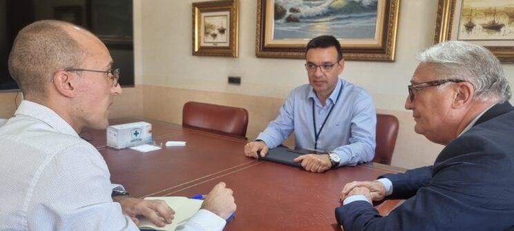 El director del Aeropuerto de Almería, en su visita al Puerto, con el presidente de la APA