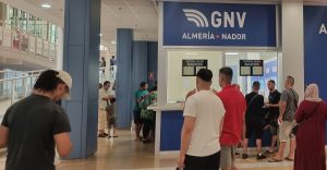 Pasajeros ante la oficina de la naviera GNV, en el Puerto de Almería