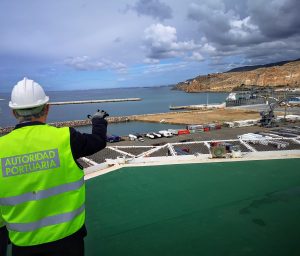 Muelle de Pechina, en primer término, y al fondo, el Dique Exterior