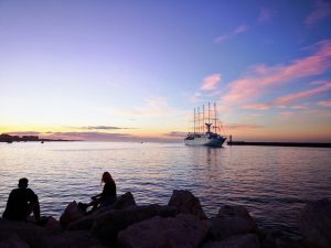 El velero Wind Surf, entra de madrugada en el Puerto de Almería