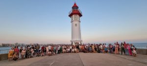 Foto de grupo de los participantes en uno de los atardeceres de julio