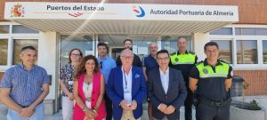 Los nuevos jefes de policía portuaria, junto con el presidente de la APA