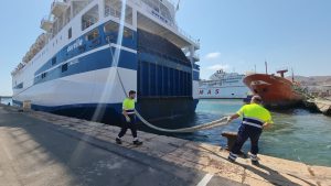 Amarradores y el ferri Aurelia, en el Puerto de Almería