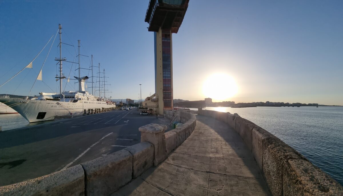 El crucero Wind Surf, desde el Morro del Muelle de Levante, con el Cable Inglés al fondo