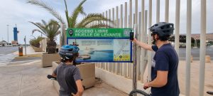 Unos usuarios del Muelle de Levante observan el panel informativo