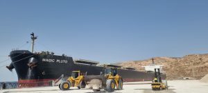 El buque Magic Pluto carga yeso en el Puerto de Almería