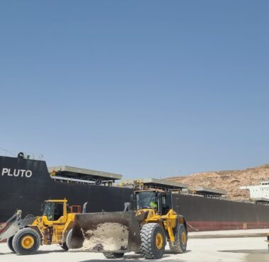 El buque Magic Pluto carga yeso en el Puerto de Almería