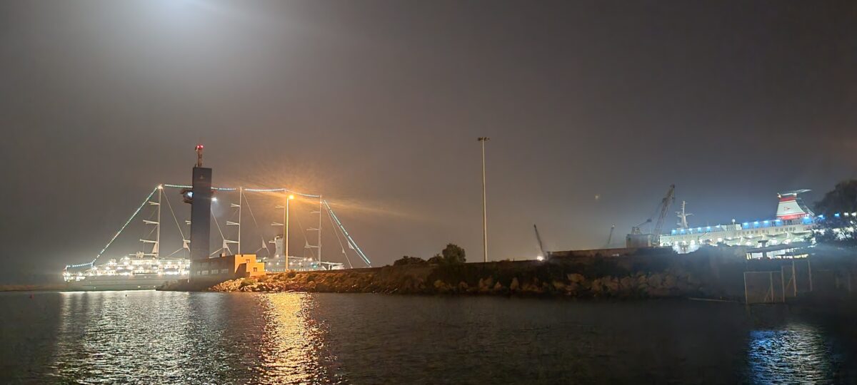 El crucero Wind Surf entra en el Puerto de Almería, esta madrugada.