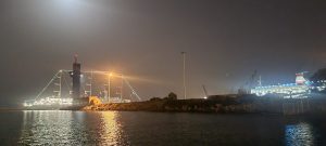 El crucero Wind Surf entra en el Puerto de Almería, esta madrugada.
