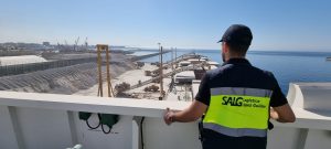 Operación de carga, vista desde el buque Navios Coral