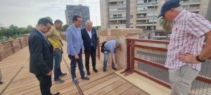 El director de obra del Cable Inglés muestra los daños al subdelegado del Gobierno y al presidente de la APA