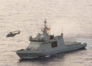 Buque Furor, con la colaboración de un helicóptero italiano, en el Golfo de Guinea. Foto, Armada Española
