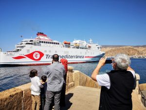 Un ferri entra por la bocana del Puerto
